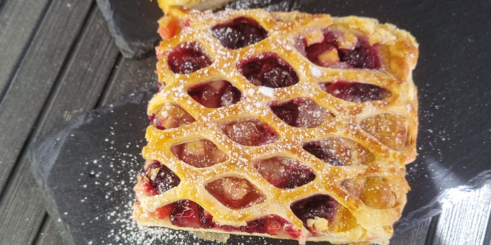 Слоеный пирог с яблоком и вишней