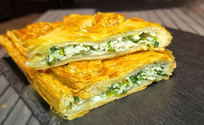 Пирог слоеный с яйцом и зеленым луком. Доставка по Челябинску. Сдобная деревня.