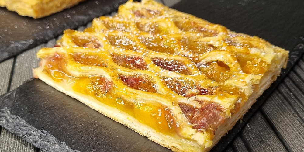 Слоеный пирог с манго и клубникой