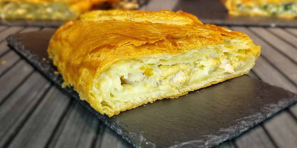 Пирог слоеный с курицей и сыром. Доставка по Челябинску. Купить этот пирог в Сдобной деревне.