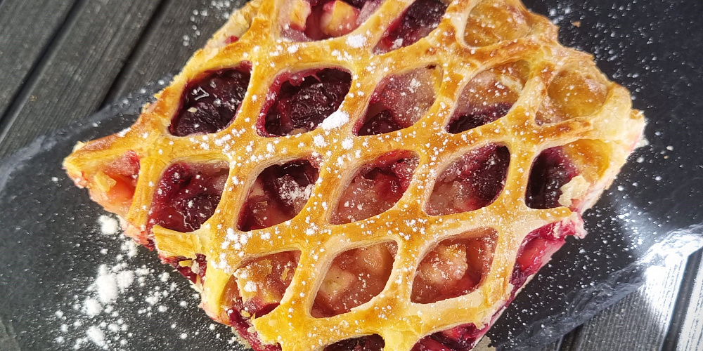 Слоеный пирог с яблоком и вишней