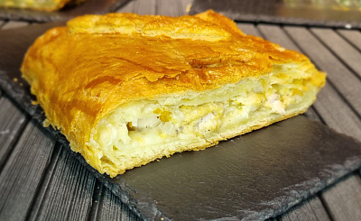 Пирог слоеный с курицей и сыром. Доставка по Челябинску. Сдобная деревня.