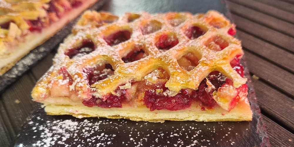 Слоеный пирог с яблоком и вишней