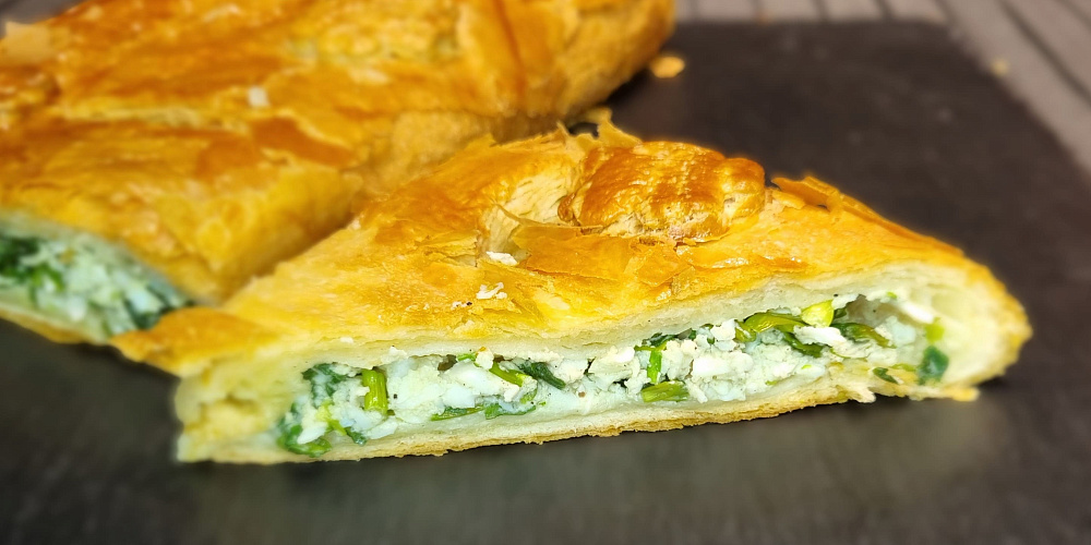 Пирог слоеный с яйцом и зеленым луком. Доставка по Челябинску. Купить этот пирог в Сдобной деревне.