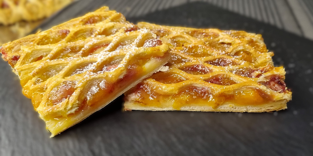 Слоеный пирог с манго и клубникой