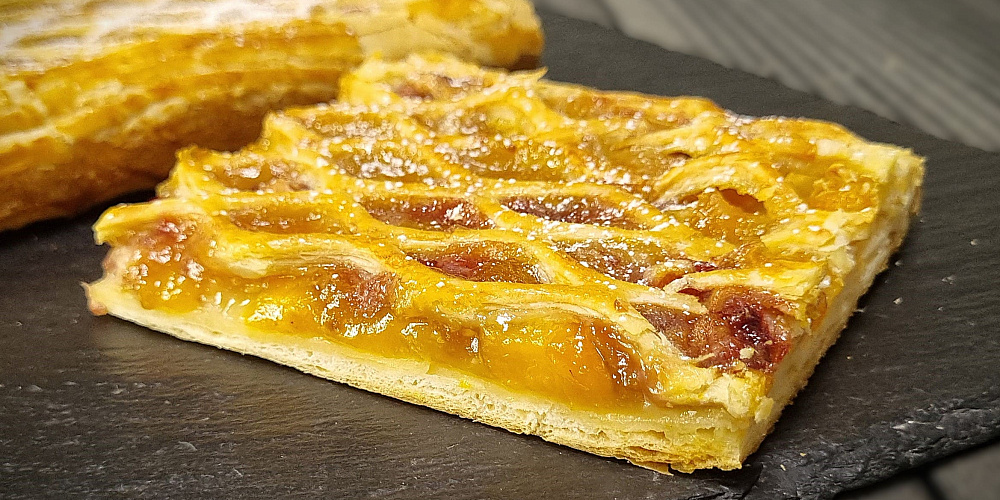 Слоеный пирог с манго и клубникой